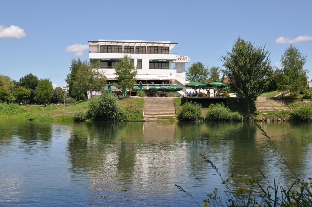 Hotel Le Pont Приедор Екстериор снимка
