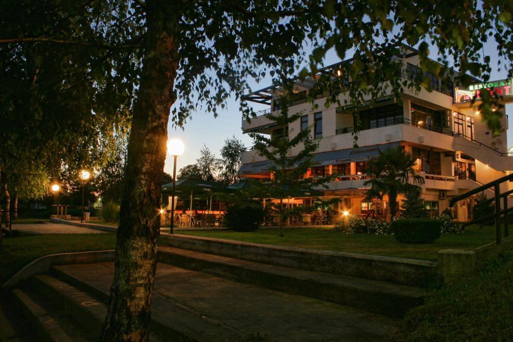 Hotel Le Pont Приедор Екстериор снимка