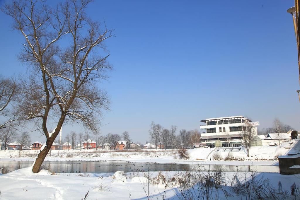 Hotel Le Pont Приедор Екстериор снимка