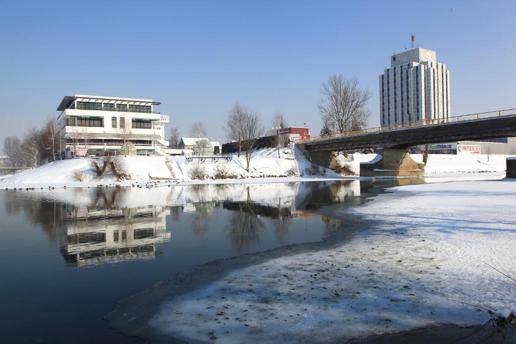 Hotel Le Pont Приедор Екстериор снимка